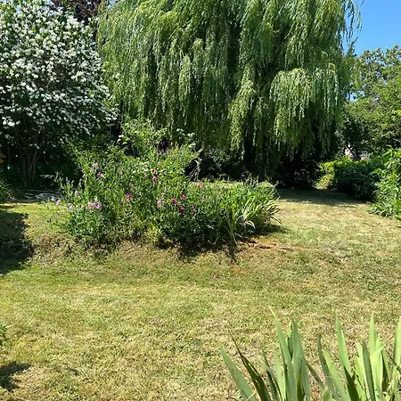 *countryside In Town * Close To Paris* Holiday home Chaville