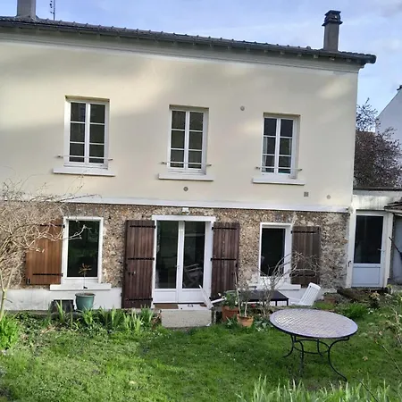 *countryside In Town * Close To Paris* Holiday home